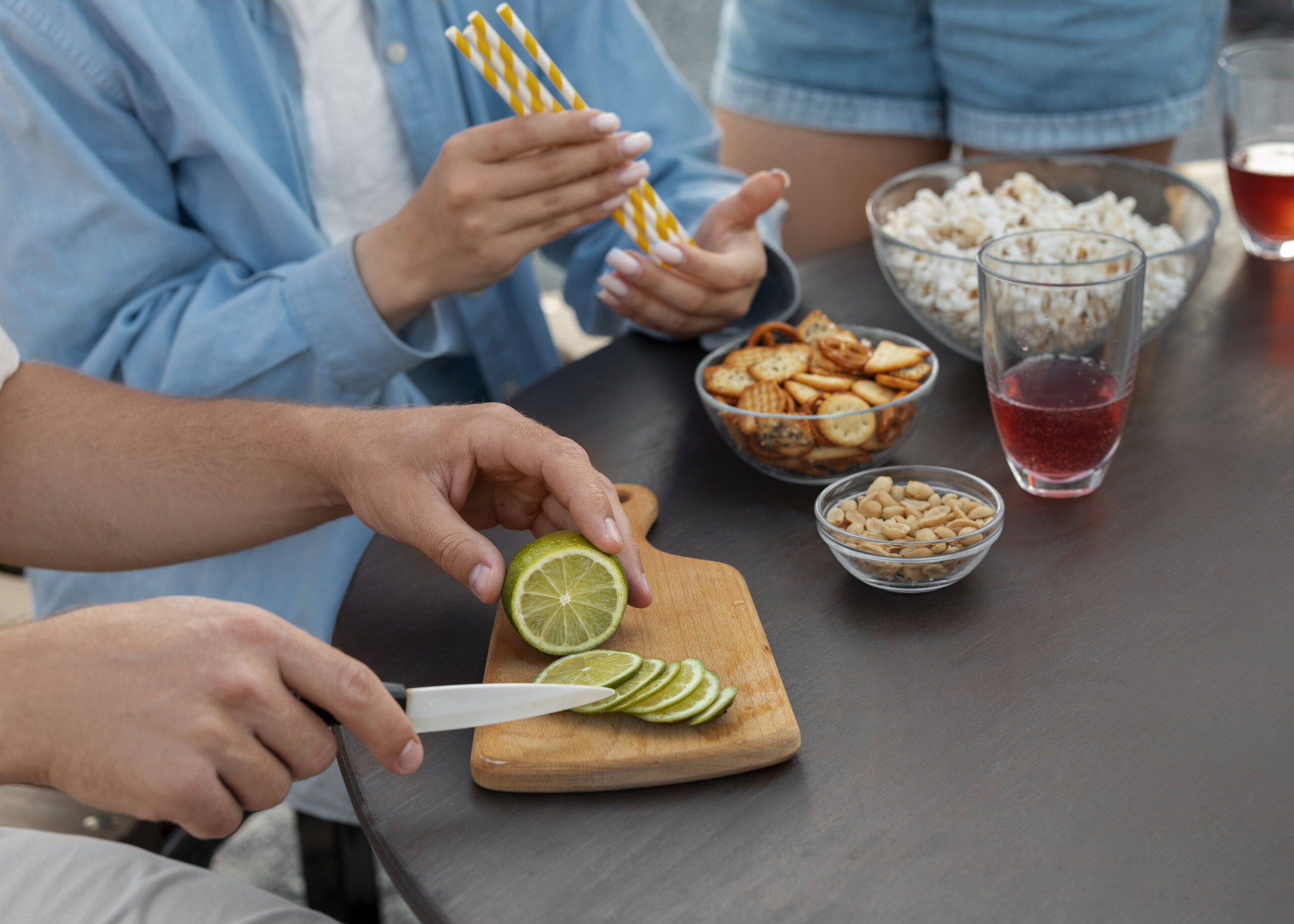 high-angle-friends-with-delicious-kombucha-outdoors