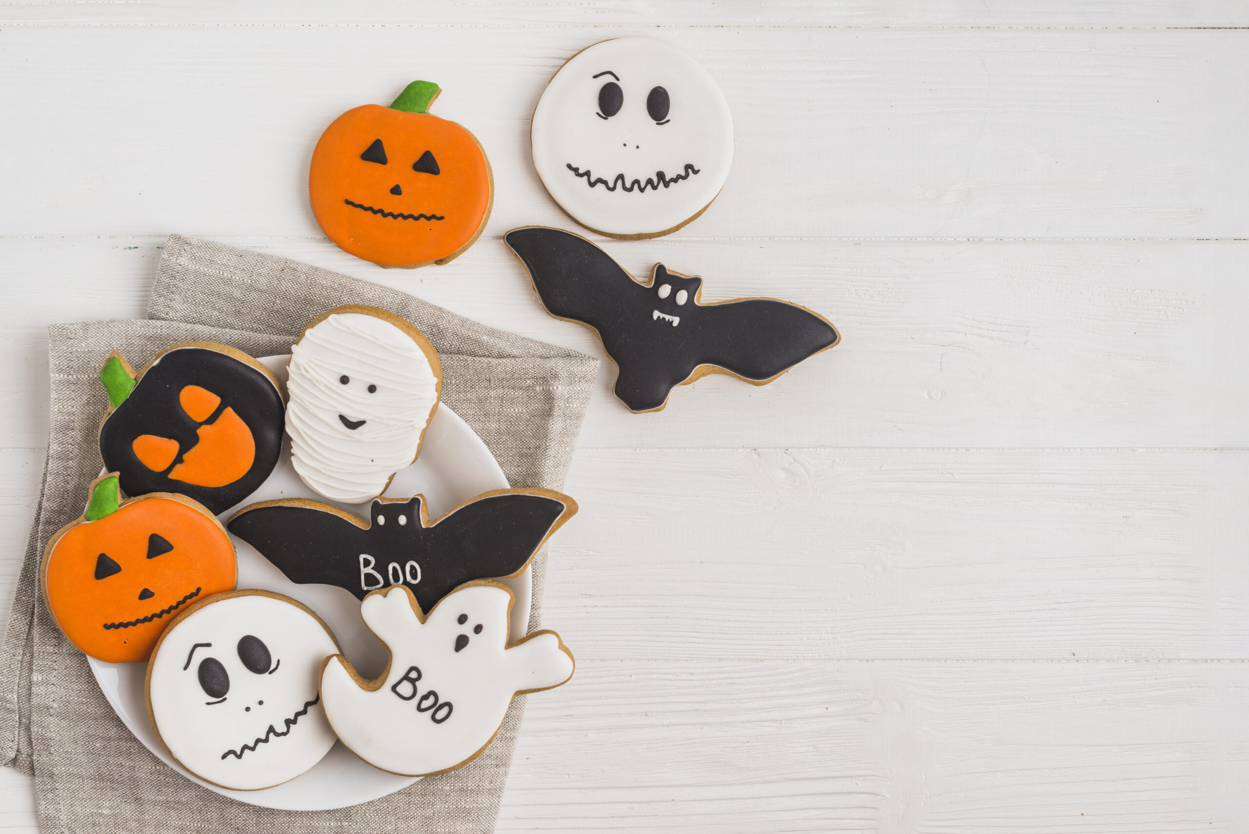 halloween-gingerbread-dish-placed-cloth
