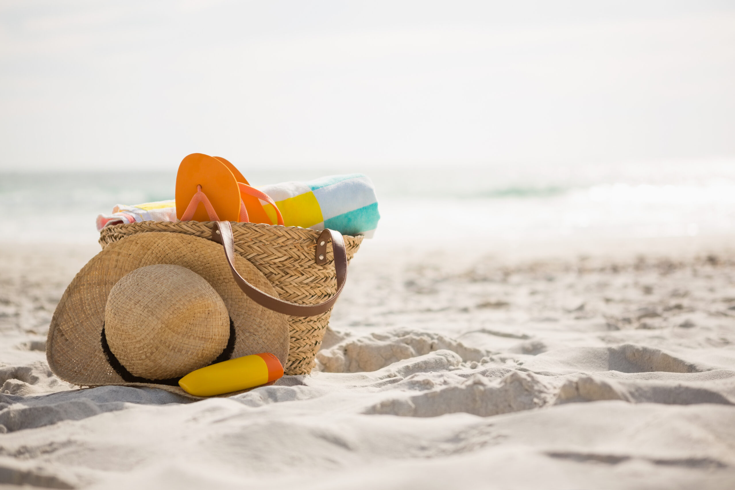 Mitos e verdades sobre o uso do protetor solar 1 Bag with beach accessories kept on sand