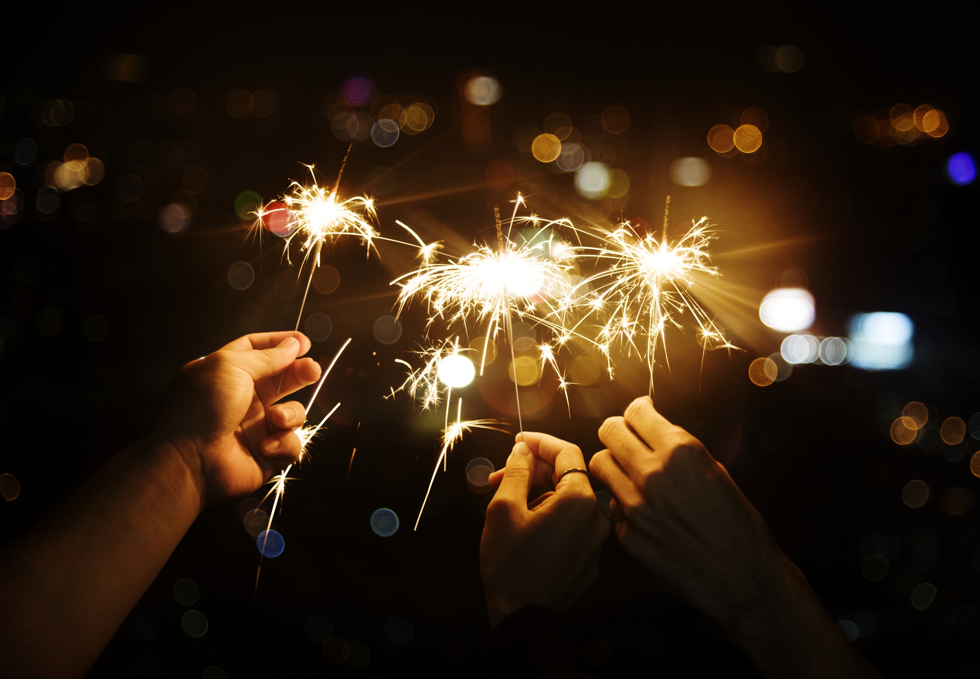Resoluções para ter um 2025 diferente 1 celebrating-with-sparklers-night