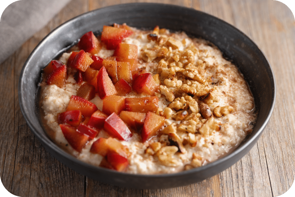 Por que sentimos mais fome no inverno? 4 autumnal porridge with plums walnuts honey served bowl wooden table modified 1
