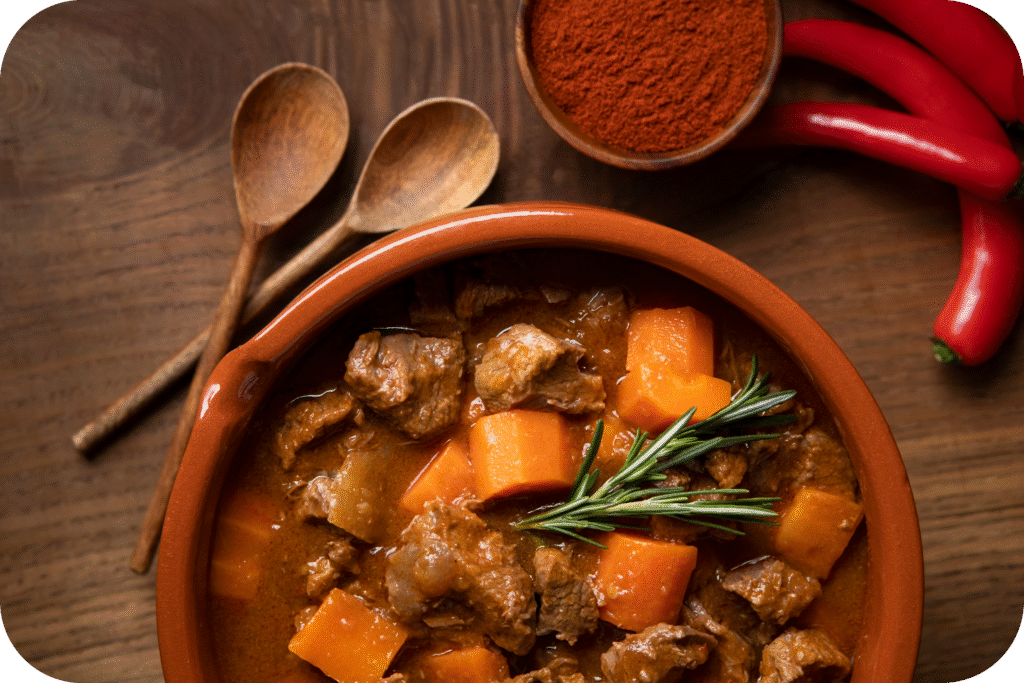 Por que sentimos mais fome no inverno? 3 delicious goulash stew table modified 1