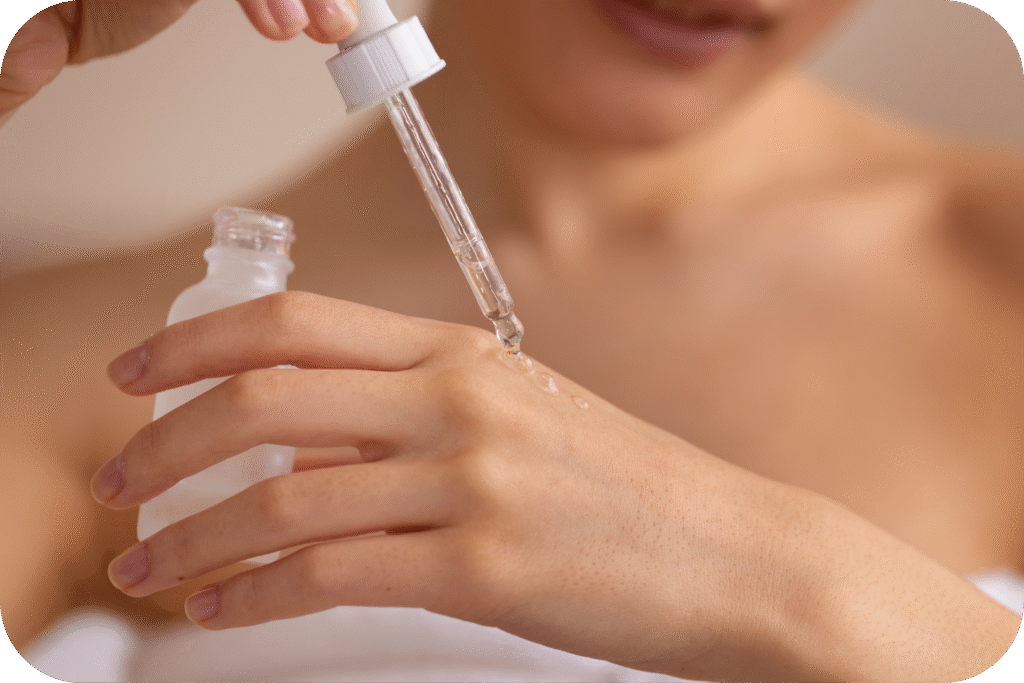 Os passos essenciais para a sua rotina de skincare 1 front view woman using serum modified 1