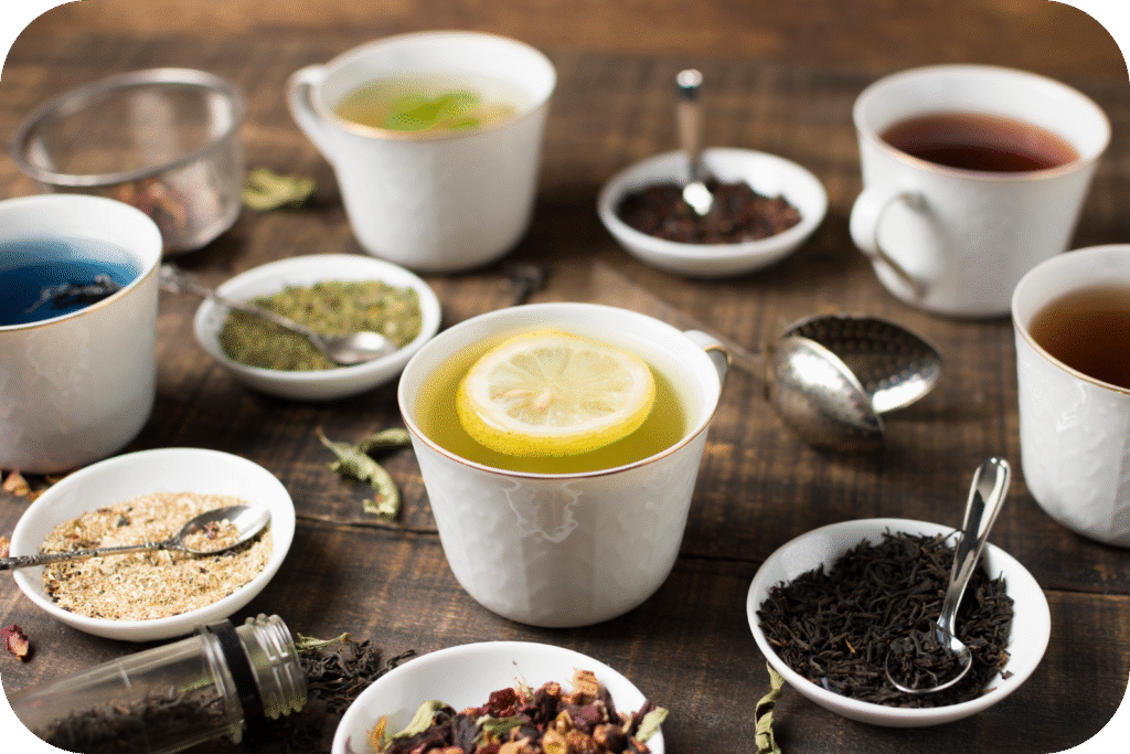 Sabores da primavera 4 cha de limao e diferentes tipos de ervas na mesa de madeira modified