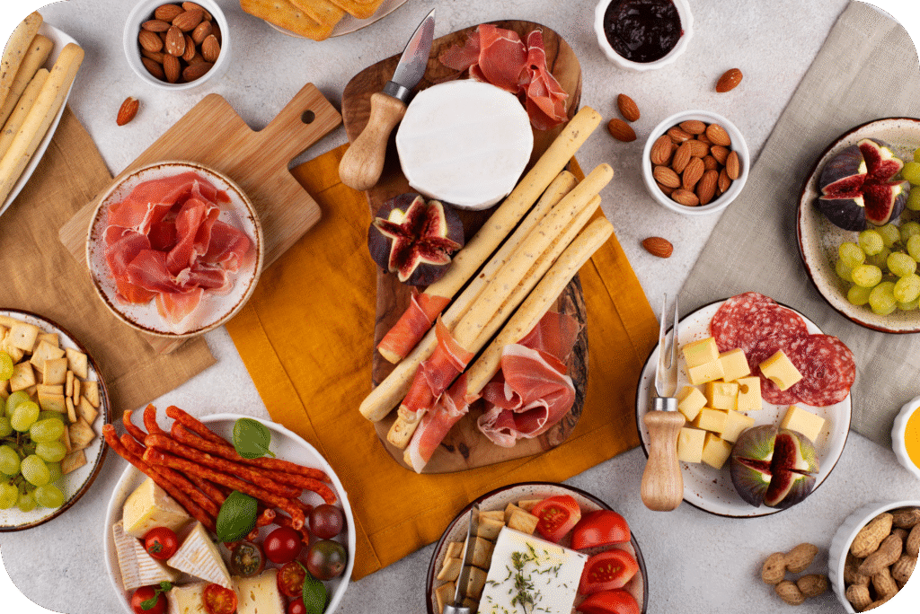 BigPrimavera: 5 harmonizações de queijos e vinhos para aproveitar a estação 2 mesa com vista de cima cheia de comida deliciosa modified