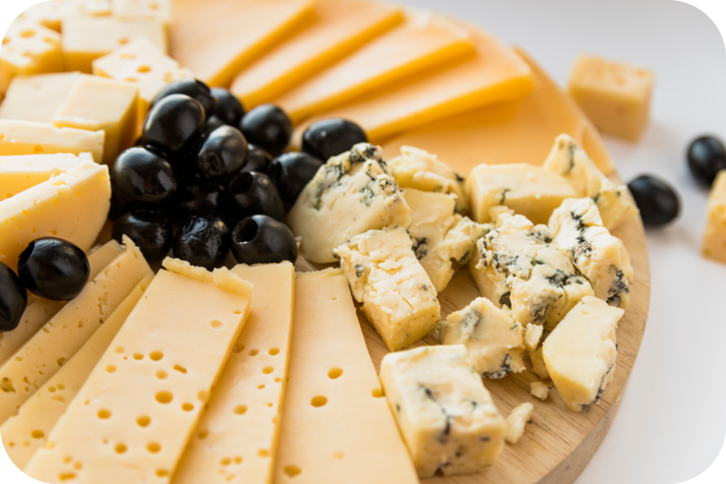 queijo fresco e azeitonas na tabua de cortar modified 1